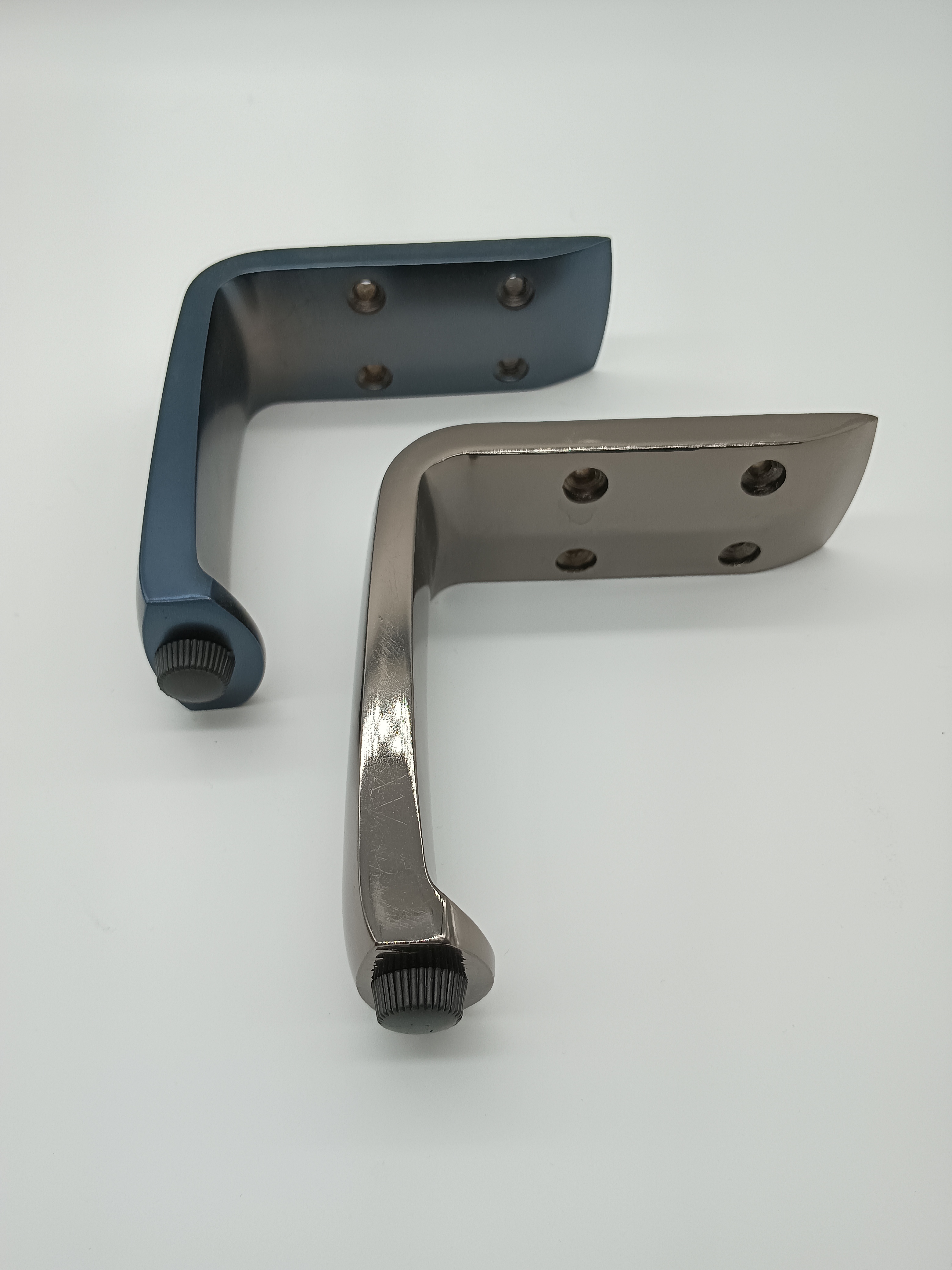 Furniture leg hardware and mounting plate alignment